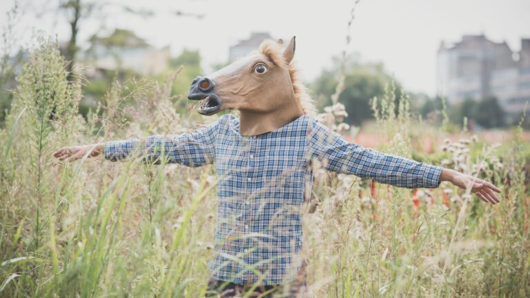 Maskering af autisme illustreret med person, der bærer hestemaske