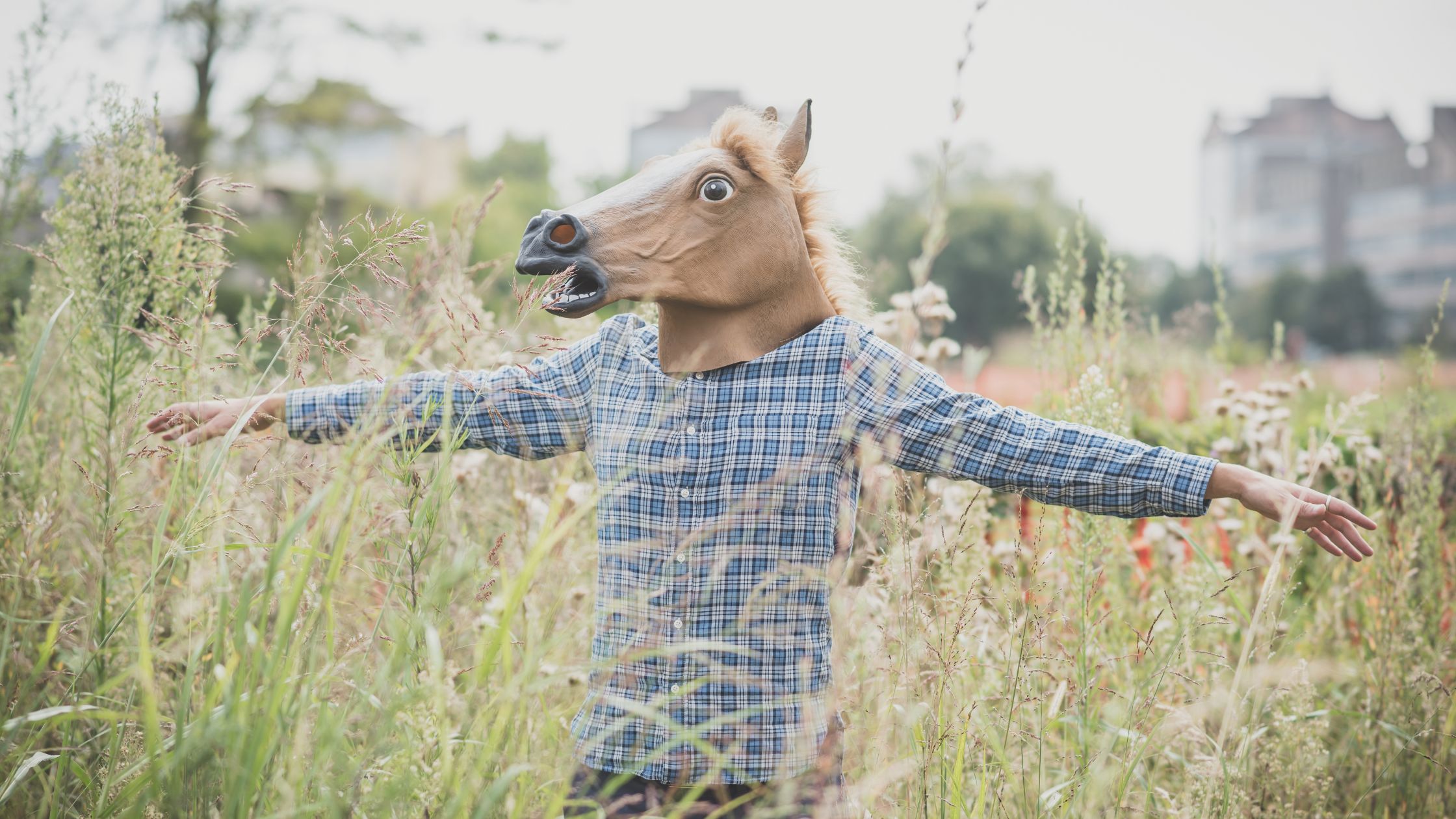 Maskering af autisme illustreret med person, der bærer hestemaske