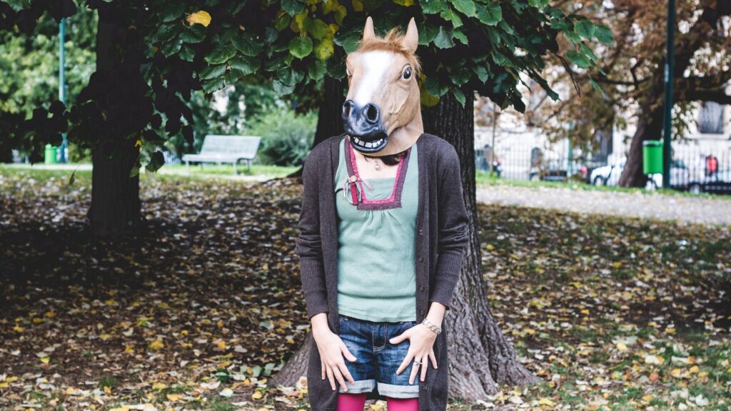 Maskering_autisme_illustreret med person med hestemaske